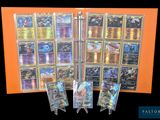 une photo d'une collection de cartes Pokémon exposée