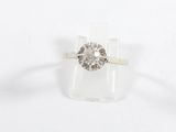 un gros plan d'une bague sertie d'un diamant sur un fond blanc