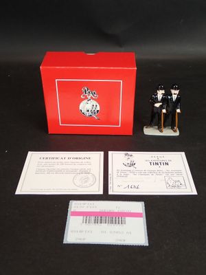 deux figurines assises sur une table