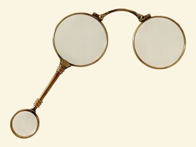 une image représentant une paire de lunettes loupes sur fond blanc