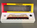 une maquette de train exposée dans une boîte