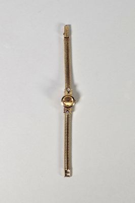 un gros plan d'une montre sur une surface blanche avec un fond blanc