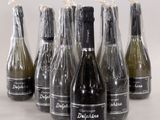 six bouteilles de vin emballées dans du plastique, posées sur une table