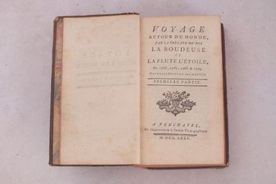 un vieux livre ouvert posé sur une table, sur fond blanc