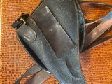 un sac à main noir muni d'une bandoulière sur le dessus