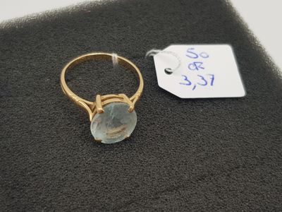 l'image d'une bague en or ornée d'une pierre verte