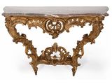 une console richement sculptée avec un plateau en marbre