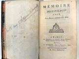 un vieux livre écrit posé sur une table