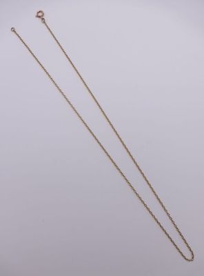 un collier en or auquel est attachée une chaîne