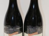 deux bouteilles de vin posées sur une table