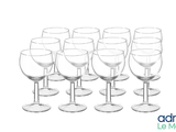 plusieurs verres à vin vides empilés les uns sur les autres sur une surface blanche