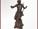 statue en bronze représentant un homme tenant une batte de baseball, posée sur un socle