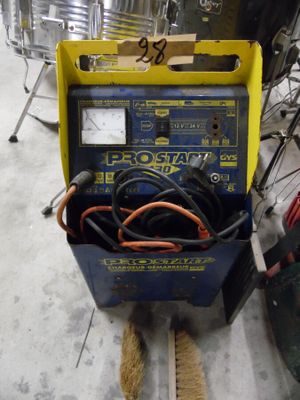 une image d'une machine à souder dans un garage