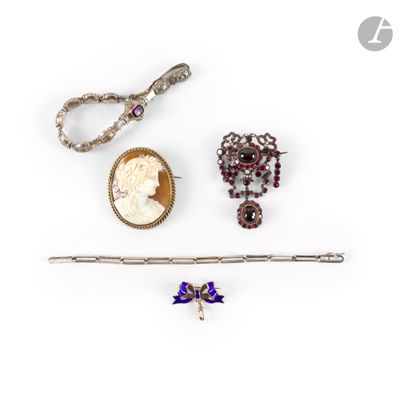 trois bijoux, dont une broche, une broche et une paire de ciseaux