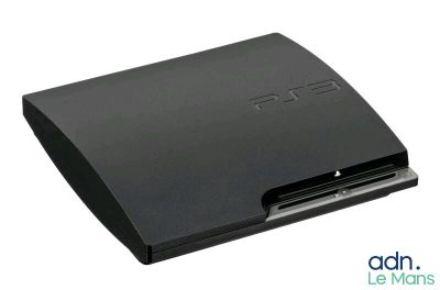 un gros plan d'une console de jeux Sony PlayStation sur fond blanc