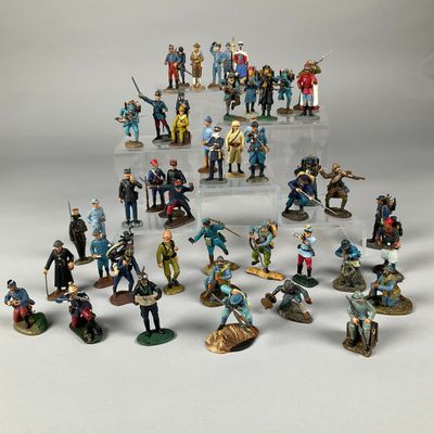 un grand nombre de figurines sur une table