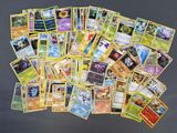 plusieurs types de cartes pokemon sur la table