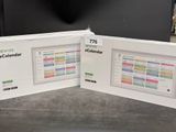 deux boîtes blanches ornées de calendriers, posées sur une table