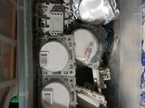 un bac en plastique rempli de composants électroniques divers