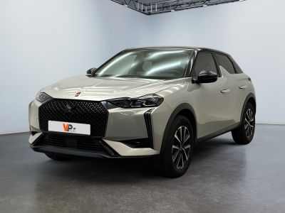 vue de face d'un SUV blanc garé dans un garage