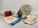 de nombreux objets orientaux posés sur une table