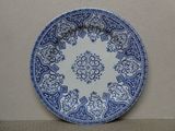 une assiette bleue et blanche ornée d'un motif en forme d'étoile