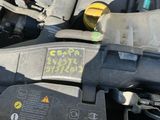 un gros plan du moteur d'une voiture, le capot ouvert