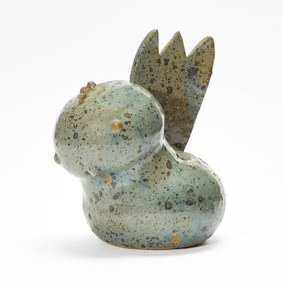 sculpture représentant un oiseau, réalisée en argile verte sur fond blanc