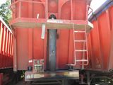 un wagon rouge garé à côté d'un autre wagon rouge