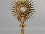 une horloge dorée et blanche posée sur une table