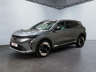 Le nouveau SUV concept Toyota C-HR est exposé dans un showroom