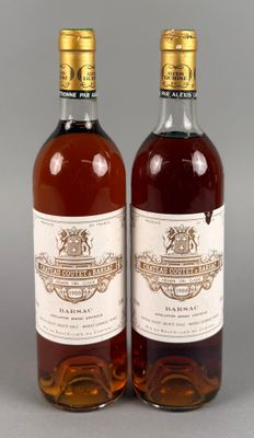 deux bouteilles de vin posées l'une à côté de l'autre sur une table