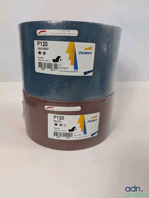 deux rouleaux de ruban adhésif marron et bleu posés l'un sur l'autre