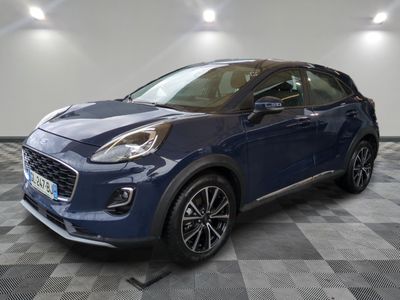 une voiture bleue garée sur le sol en damier d'un garage