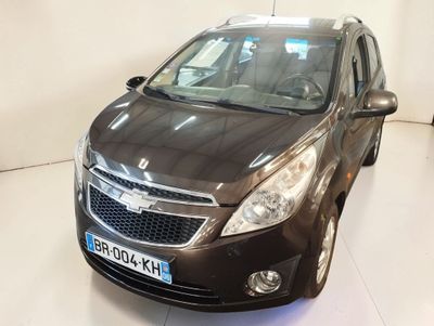 une voiture marron garée dans une pièce blanche