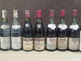 plusieurs bouteilles de vin sont alignées sur une table