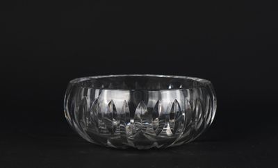 un bol en verre vide posé sur une surface noire