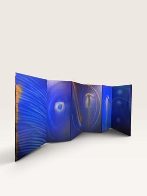un paravent à trois panneaux orné d'un motif bleu et jaune