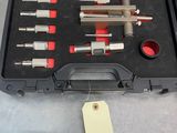 une mallette contenant des outils, posée sur une table