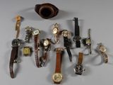 un grand nombre de montres posées sur une table