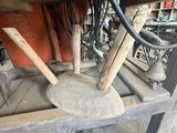 un grand nombre d'outils posés sur une table