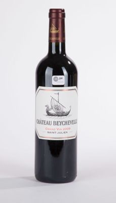 une bouteille de vin posée sur une table