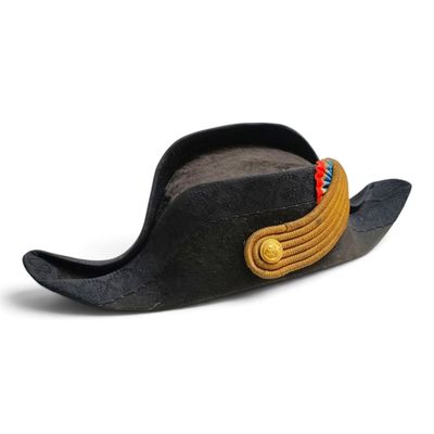 un chapeau noir orné d'un ruban jaune sur le dessus