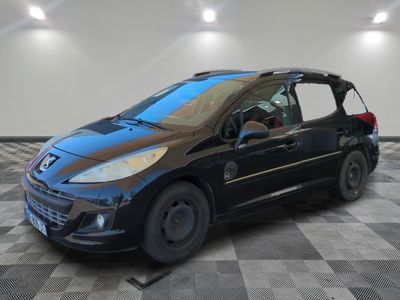 la photo d'une voiture noire garée dans un garage