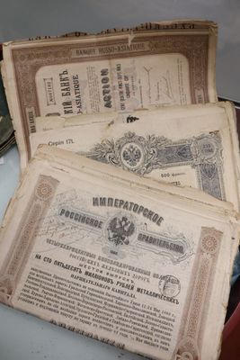 deux vieux billets de banque posés sur une table, à côté d'une paire de ciseaux