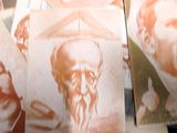 une liasse de billets sur laquelle figure le portrait d'un homme