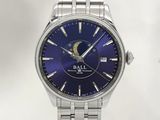montre de soirée avec un cadran bleu et un bracelet argenté