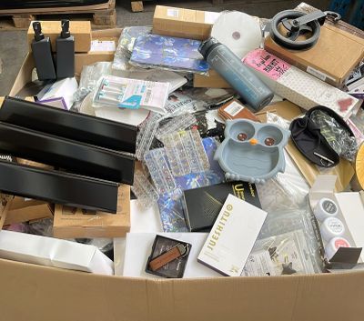 une boîte en carton remplie d'objets hétéroclites sur une table
