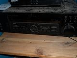 une radio posée sur une table en bois