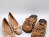 trois paires de chaussures de femmes sont alignées sur une surface blanche